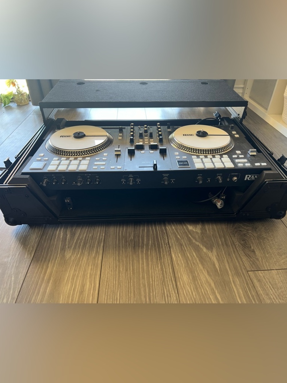 Rane One DJ Controller - Picture 3 of 3